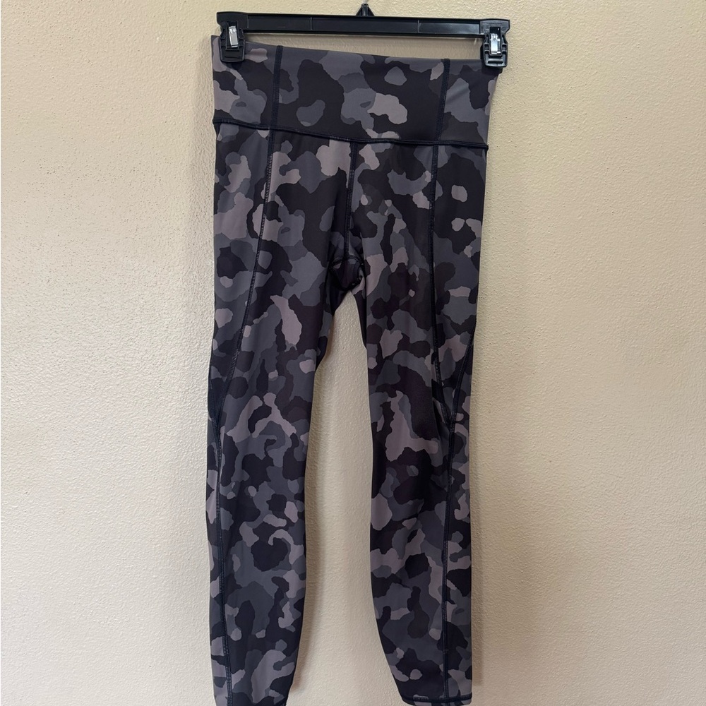 Athleta Lightning Camo 7/8 Tight in SuperSonic, BLACK SIZE S